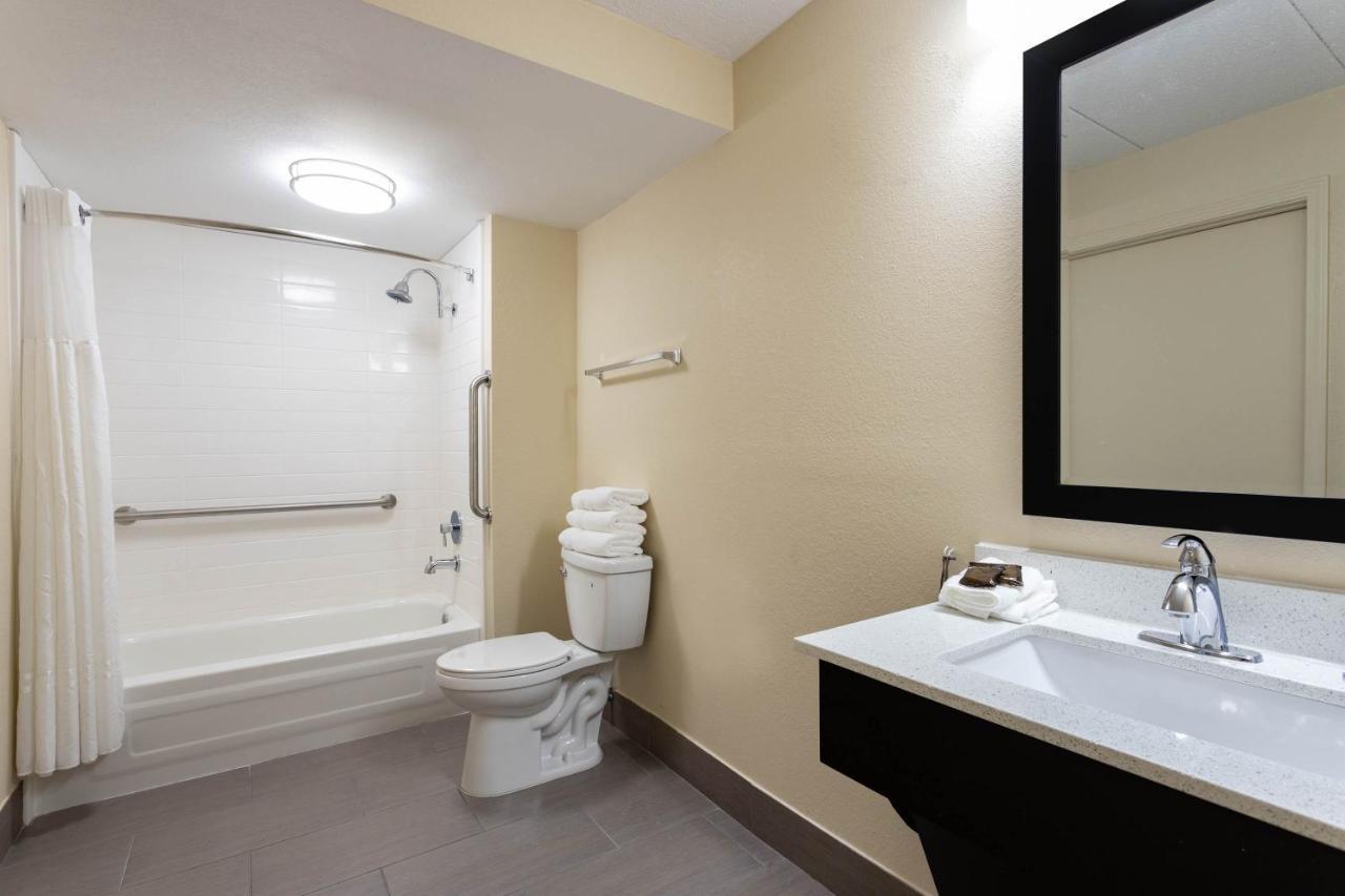 Wingate By Wyndham Hotel 3*